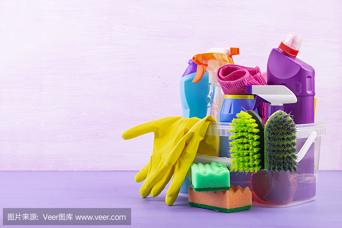 清洁服务理念。厨房、浴室和其他房间不同表面的彩色清洁装置。